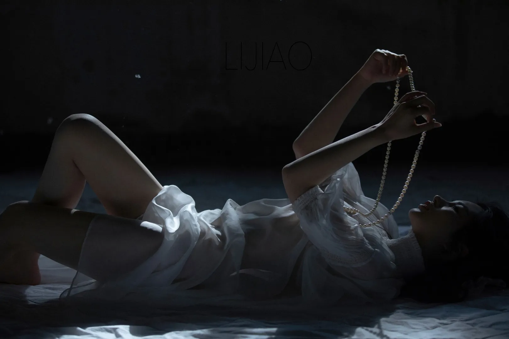 LIJIAO李娇角色写真风格作品整理 深色环境中人物手持饰品的摄影画面