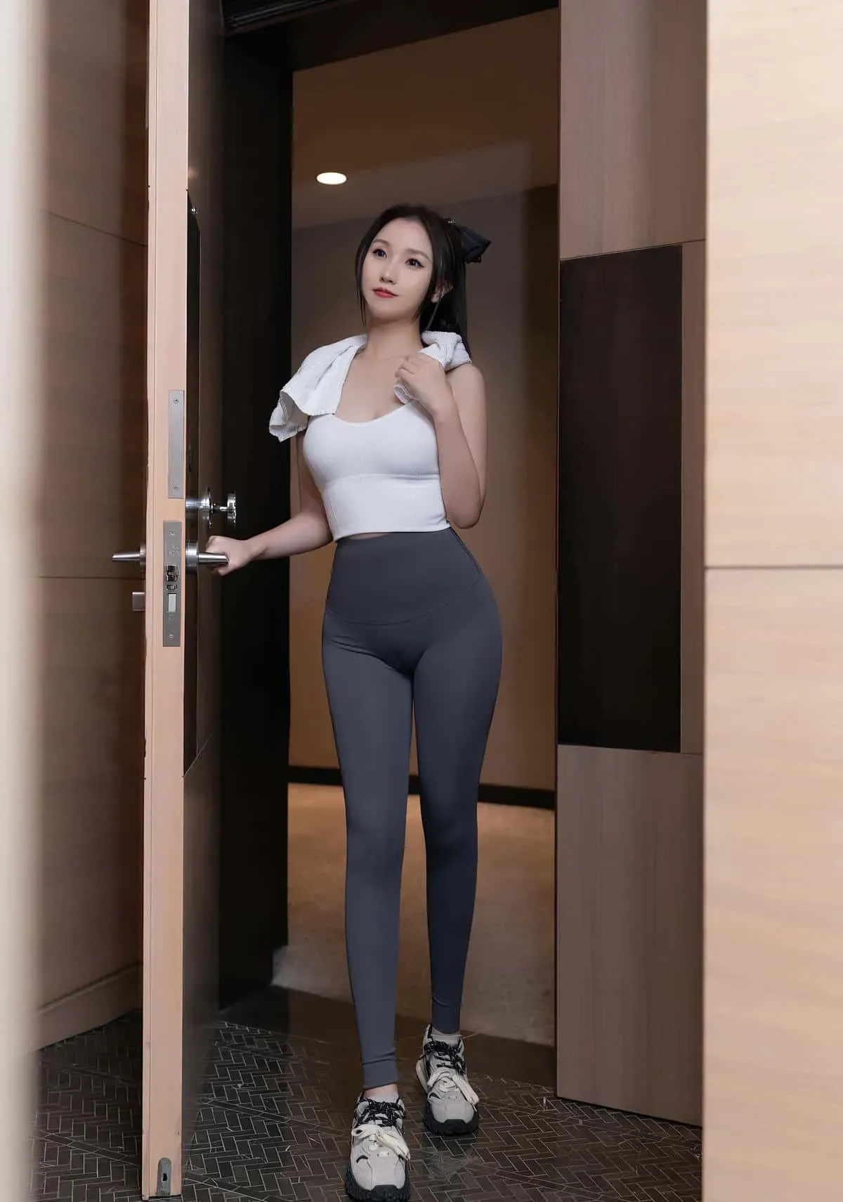 杏子Yada cosplay风格作品整理 深色背景中的运动风造型