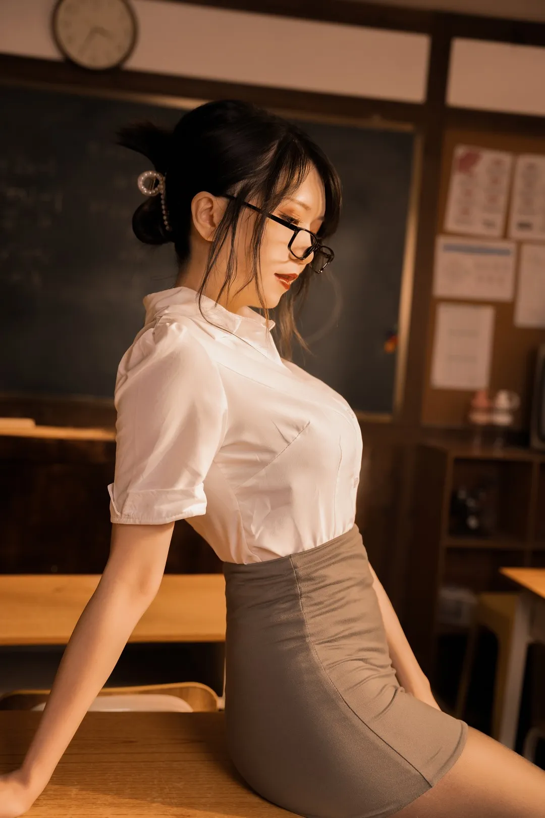 Leah梓未 cosplay风格作品参考 白色上衣灰色裙装制服造型