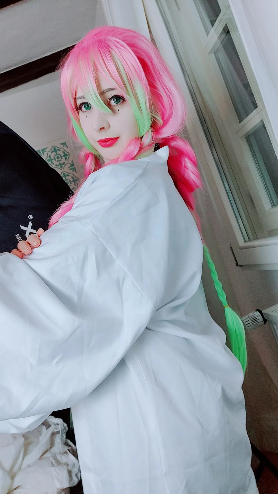 MikomiHokina角色扮演风格作品整理 粉色绿色假发搭配白色服装的角色扮演照片