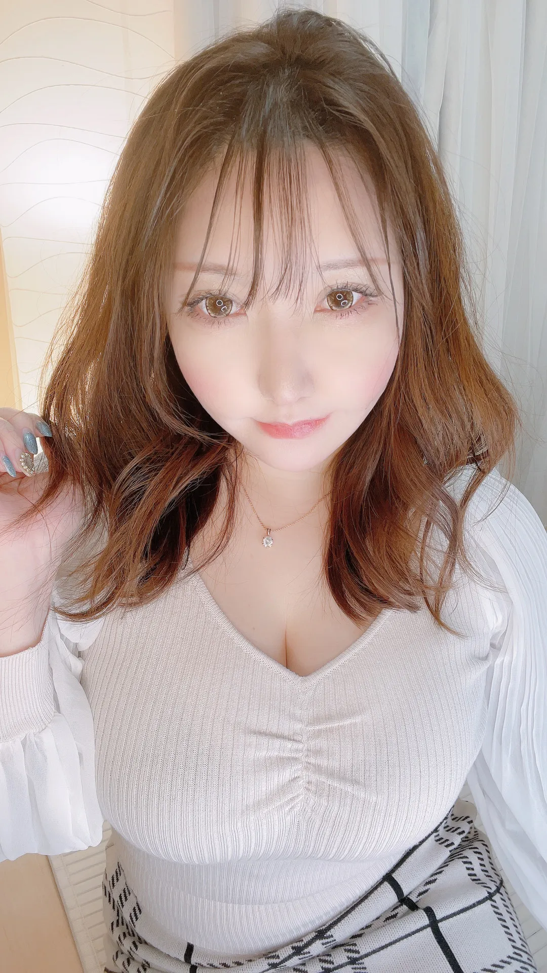 SAKU(サク)角色扮演风格作品整理 室内近距离镜头下的棕色头发人物造型照片