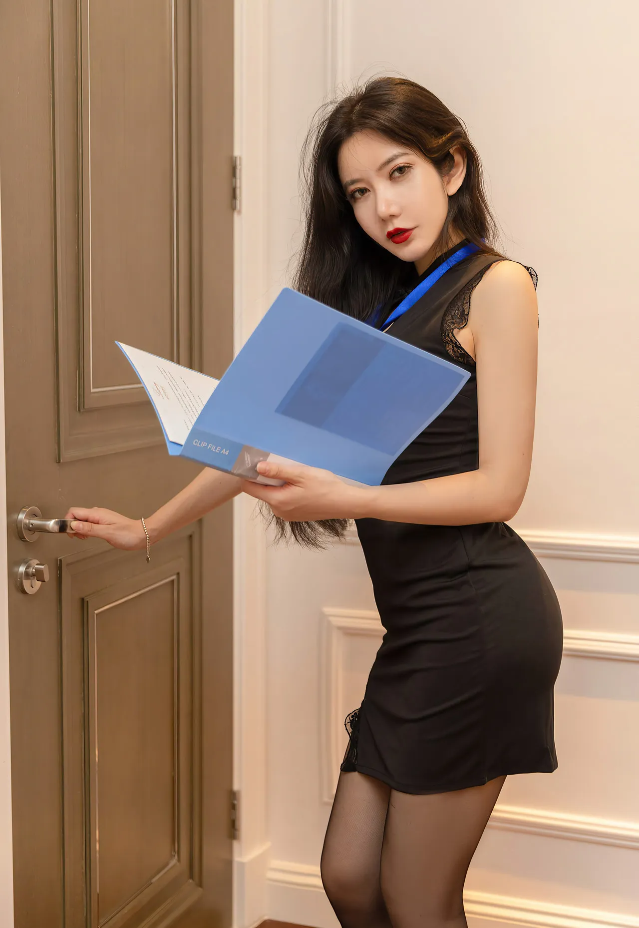 心妍小公主角色写真风格作品整理 黑色服装人物手持文件夹场景照片