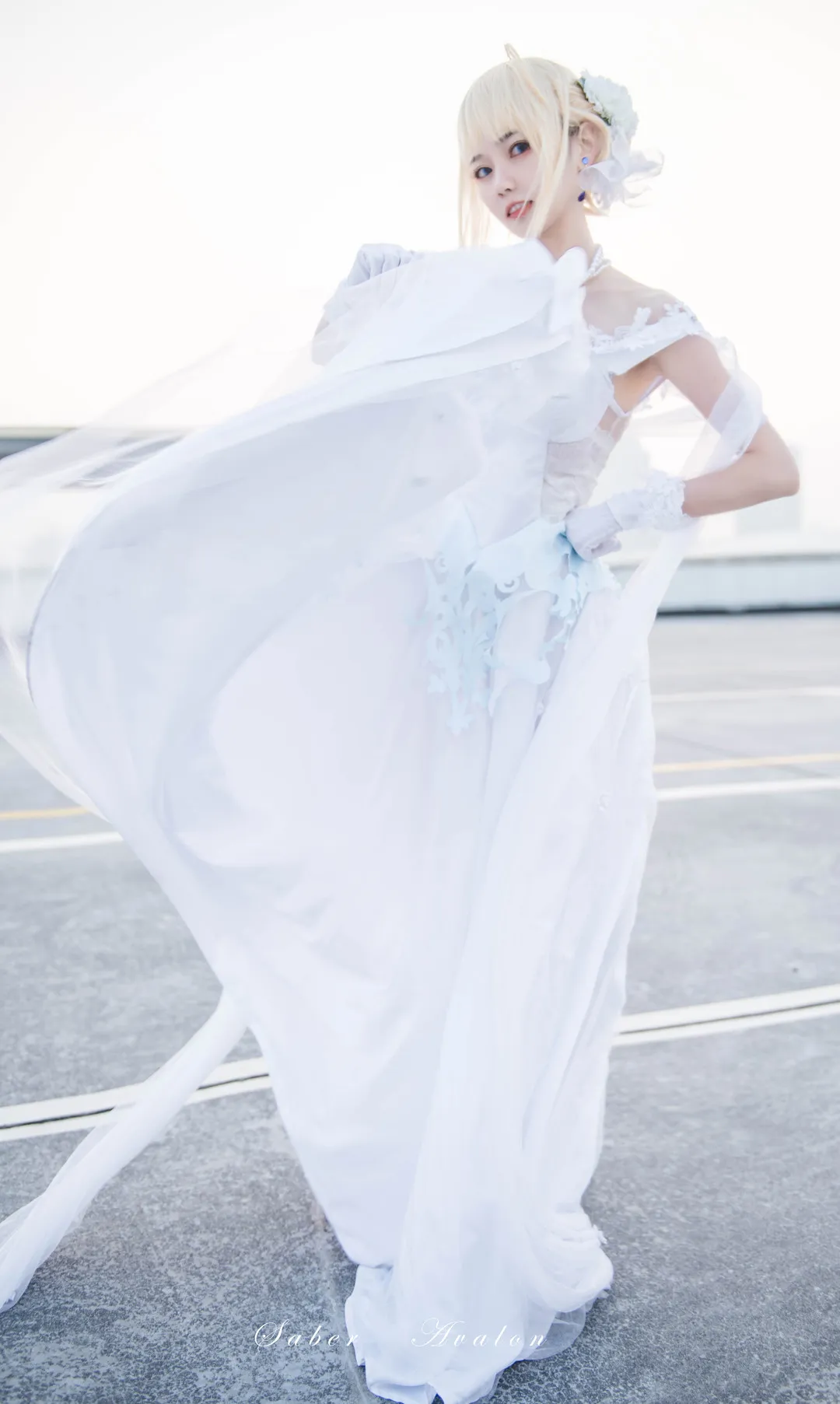 你的负卿cosplay角色风格作品整理 白色长裙角色造型，户外空间中的幻想风格写真