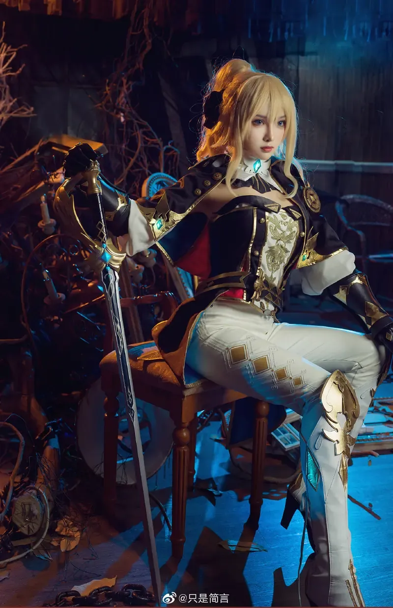 祖木子角色写真风格作品整理 金色长发搭配黑白幻想服装的角色Cosplay照片