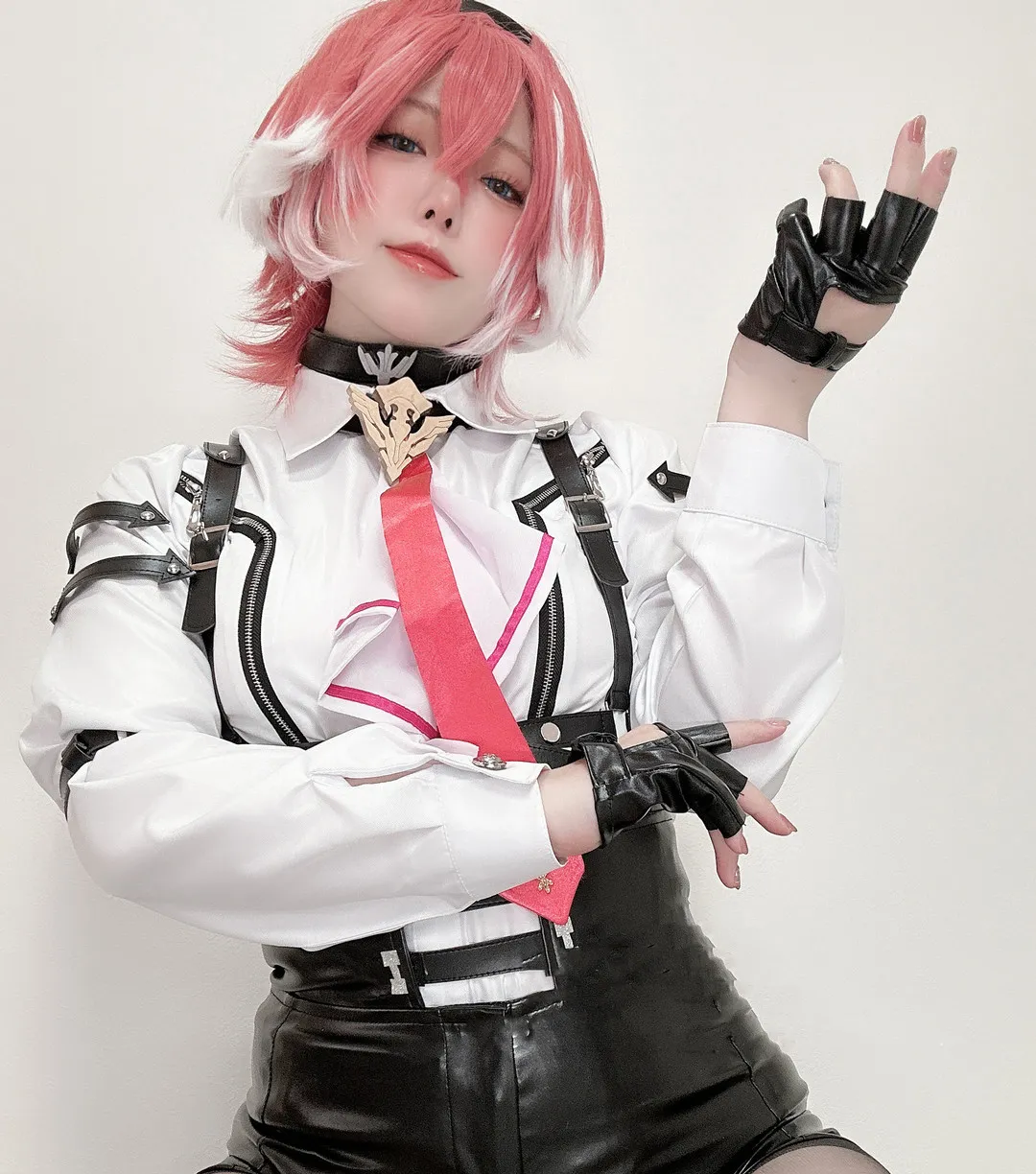 Rizuna(りずな)角色题材专题 Rizuna(りずな)白色服装黑色配件与粉色元素的角色造型
