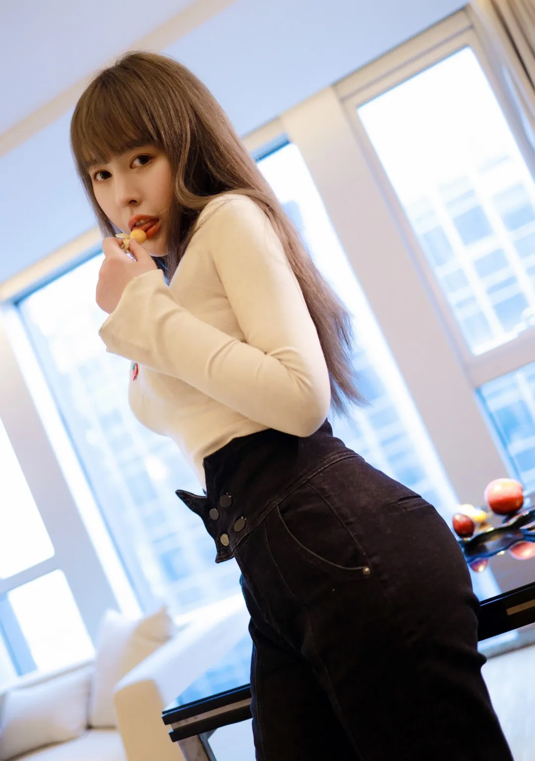 Evelyn艾莉角色写真风格作品整理 人物穿着浅色上衣搭配深色下装,长发造型位于室内环境中