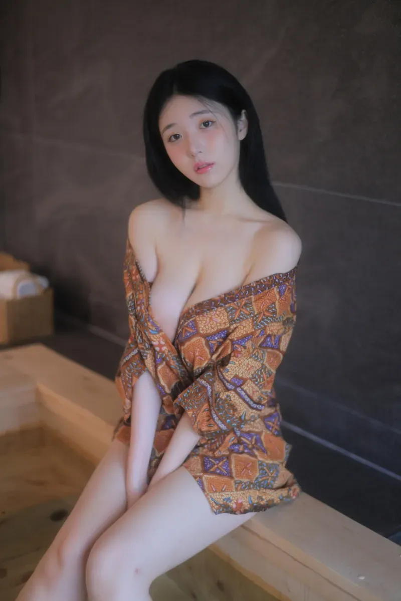 YeonWoo cosplay角色风格作品参考 YeonWoo坐姿搭配图案服装的室内写真