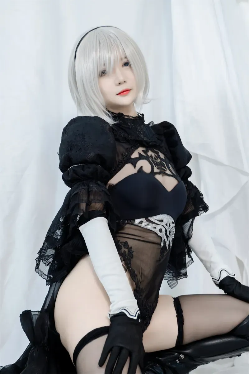 51酱 cosplay 作品参考 黑白服装搭配白色长袖的角色造型