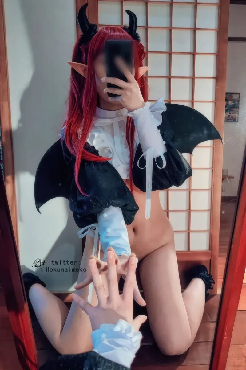 角色扮演专题 Hokunaimeko北乃芽子 Cosplay图集与视觉风格整理 Hokunaimeko北乃芽子红发恶魔角色Cos，黑白服装与尖角配件展示