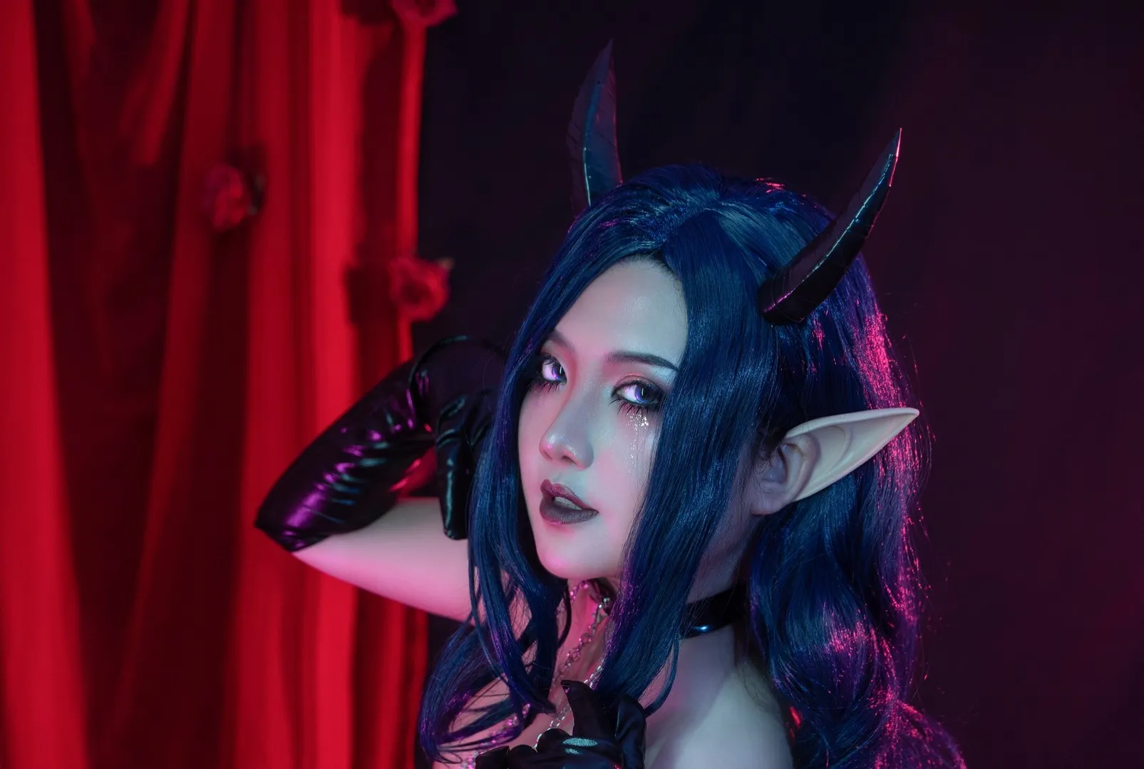 千煌弑夜cosplay风格作品整理 千煌弑夜暗色系角色扮演造型，蓝色长发与尖角装饰搭配黑色服饰