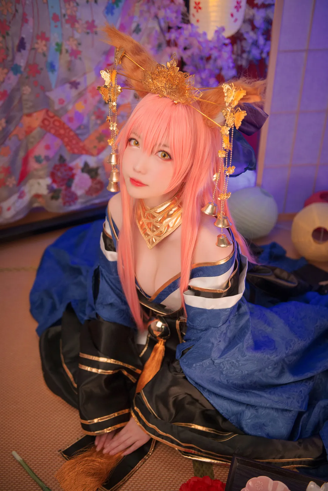 妖少you1角色cosplay作品整理 粉色长发搭配金色头饰的东方幻想角色Cosplay造型