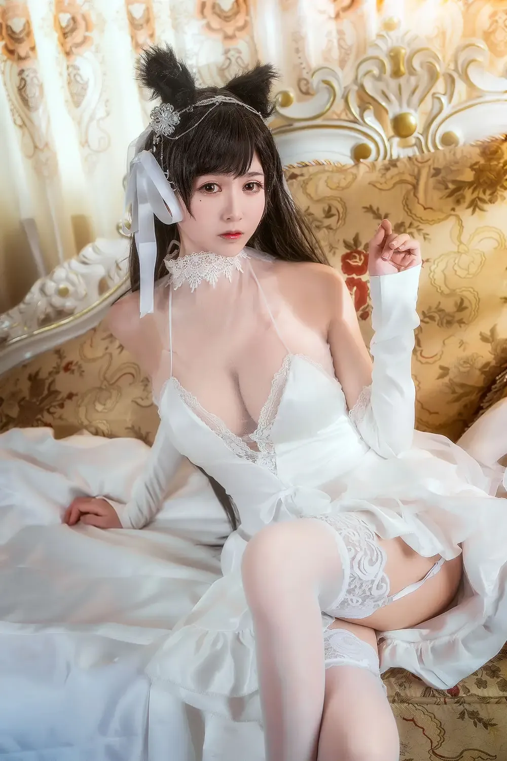 cosplay白色服装造型 室内床铺背景中的幻想风格角色照片