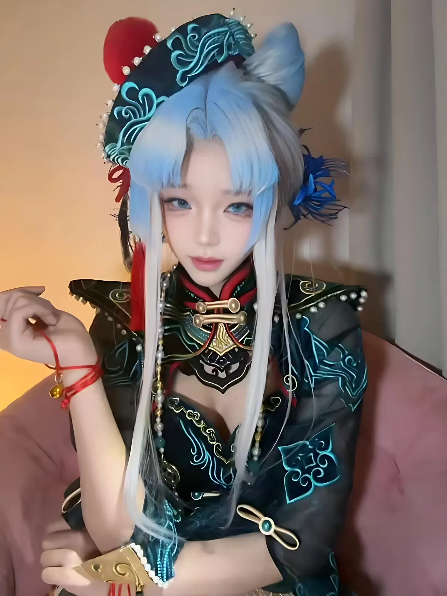 芃芃大人角色扮演风格作品参考 深色东方风格服饰与浅色长发角色造型