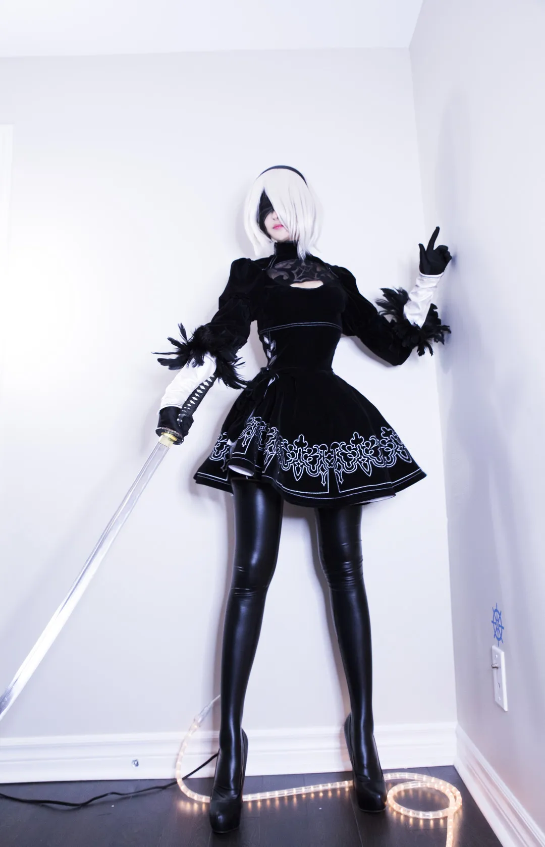 MissWarmJ 角色扮演风格作品整理 白色假发黑色裙装角色手持长剑的Cosplay照片