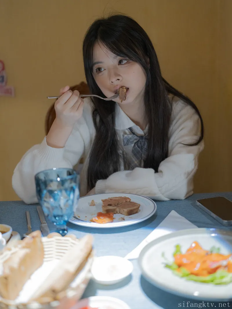 林书辞COS作品风格整理 人物在餐桌旁穿白色上衣用餐的照片