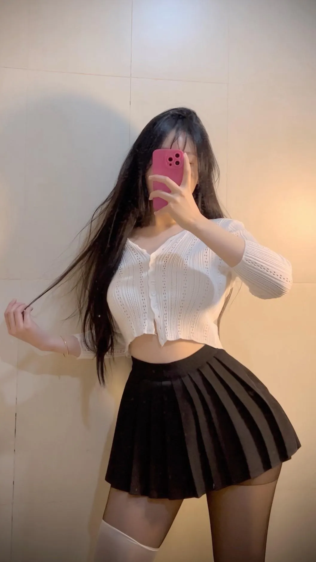 腿祖宗emy cosplay 作品整理 镜面拍摄中的白色上衣与黑色裙装造型