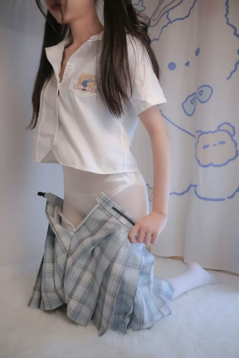 南桃momoko cosplay角色风格作品整理 白色制服搭配灰色格纹裙装的校园风角色写真