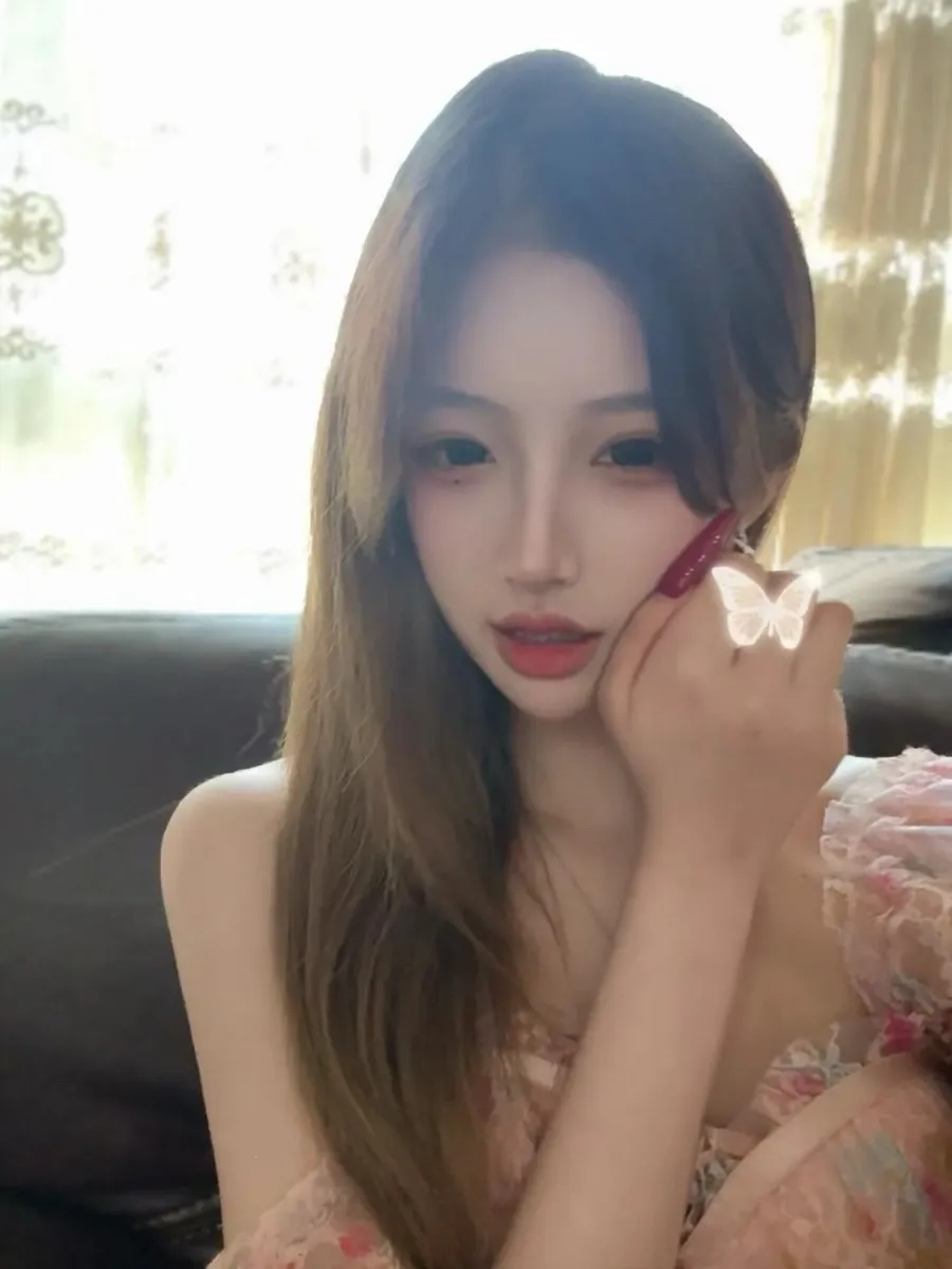 乌萨奇角色写真风格作品整理 室内环境中穿浅色服装的人物造型照片