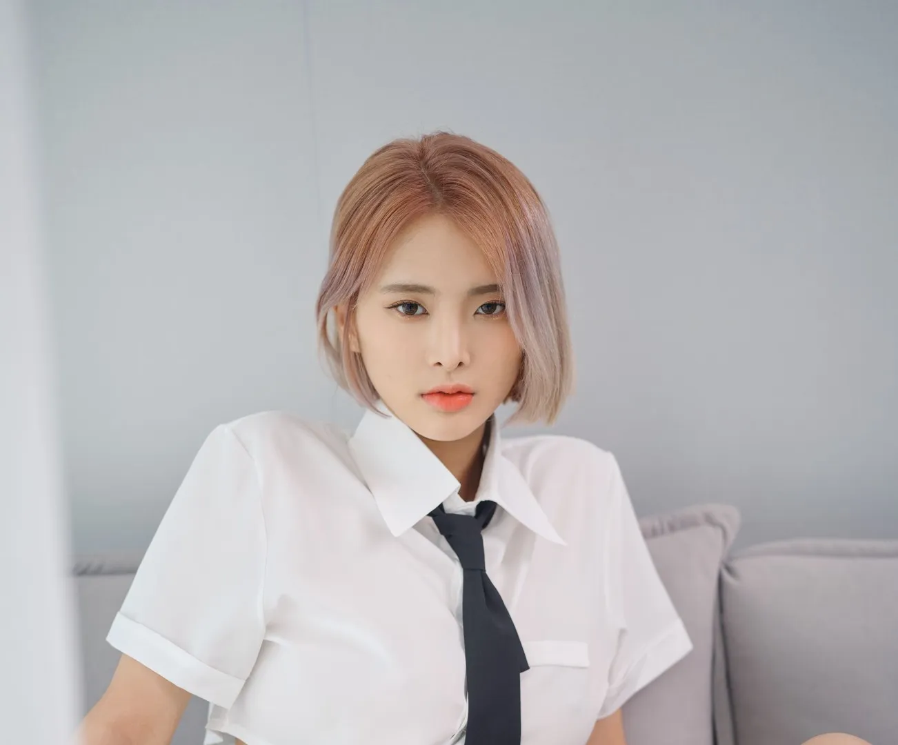 Hyoyeon(김효연)角色风格专题作品参考 白色衬衫搭配领带的简约造型照片