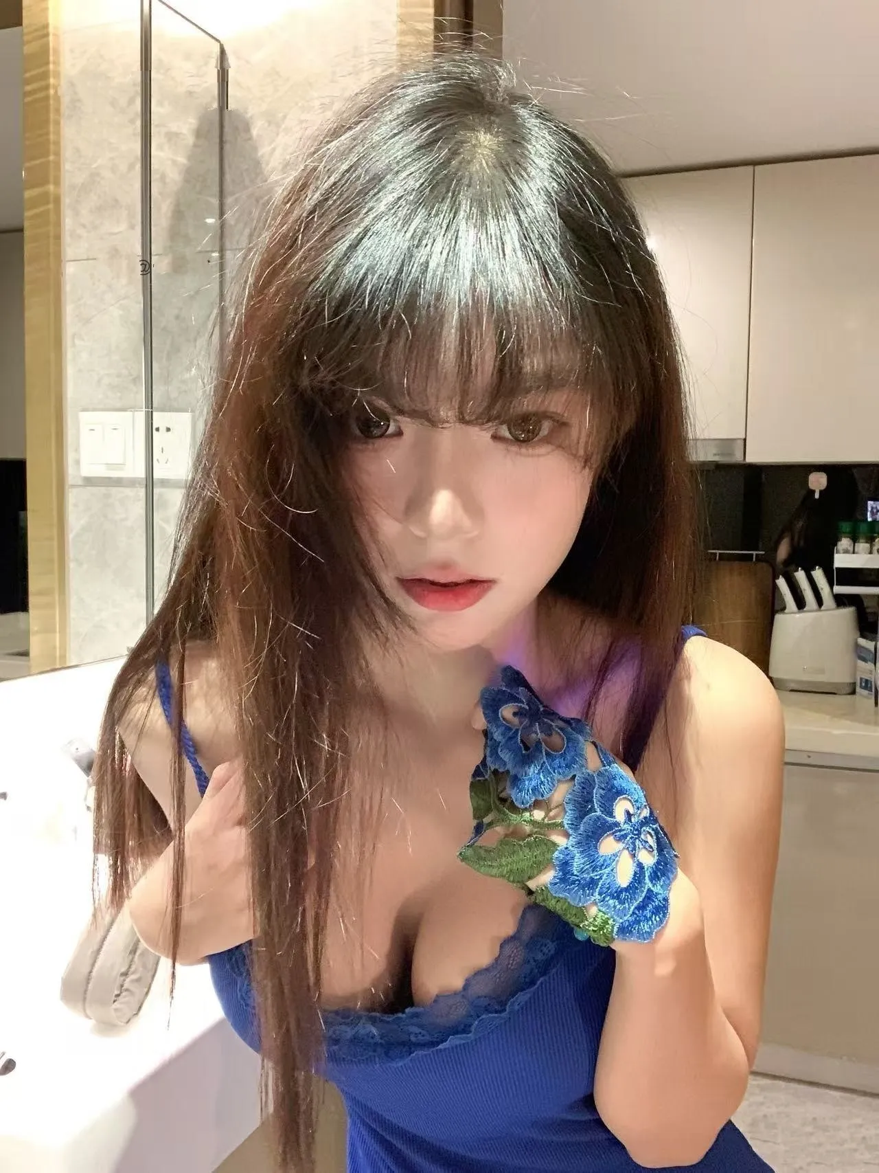抖音子嘉cosplay作品参考 抖音子嘉身穿蓝色服装位于室内场景,画面呈现明亮光线