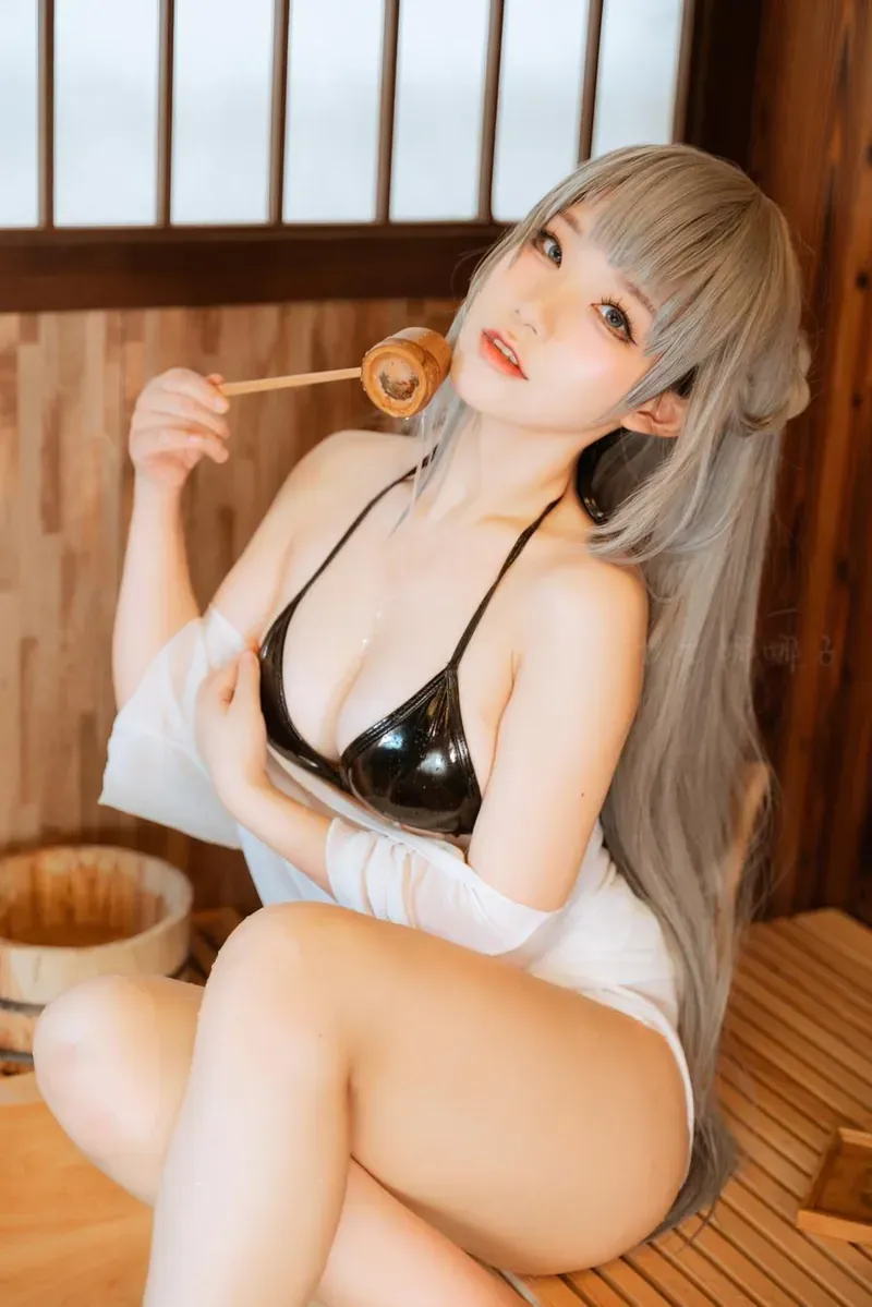 Zyra秋 cosplay风格作品整理 银色短发造型与角色感服饰的近距离画面