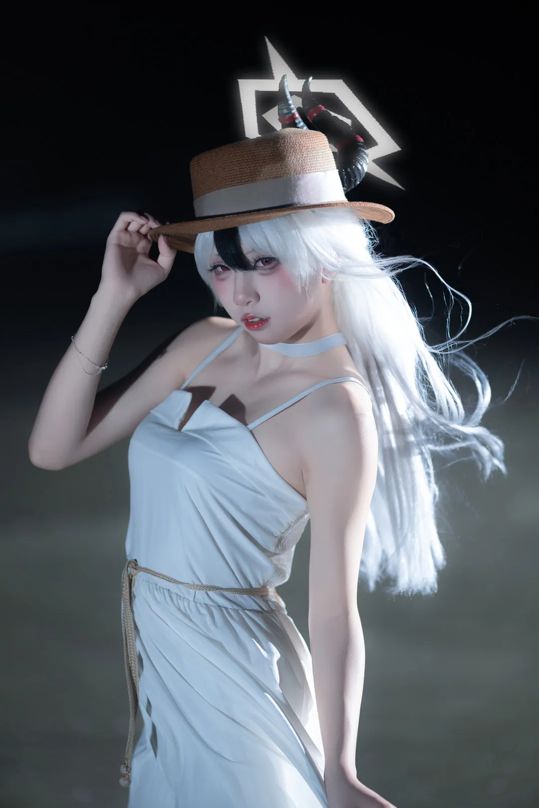 纸悦etsu_ko cosplay角色题材作品整理 白色长发造型人物身穿浅色服装，在暗色背景中调整帽子姿态
