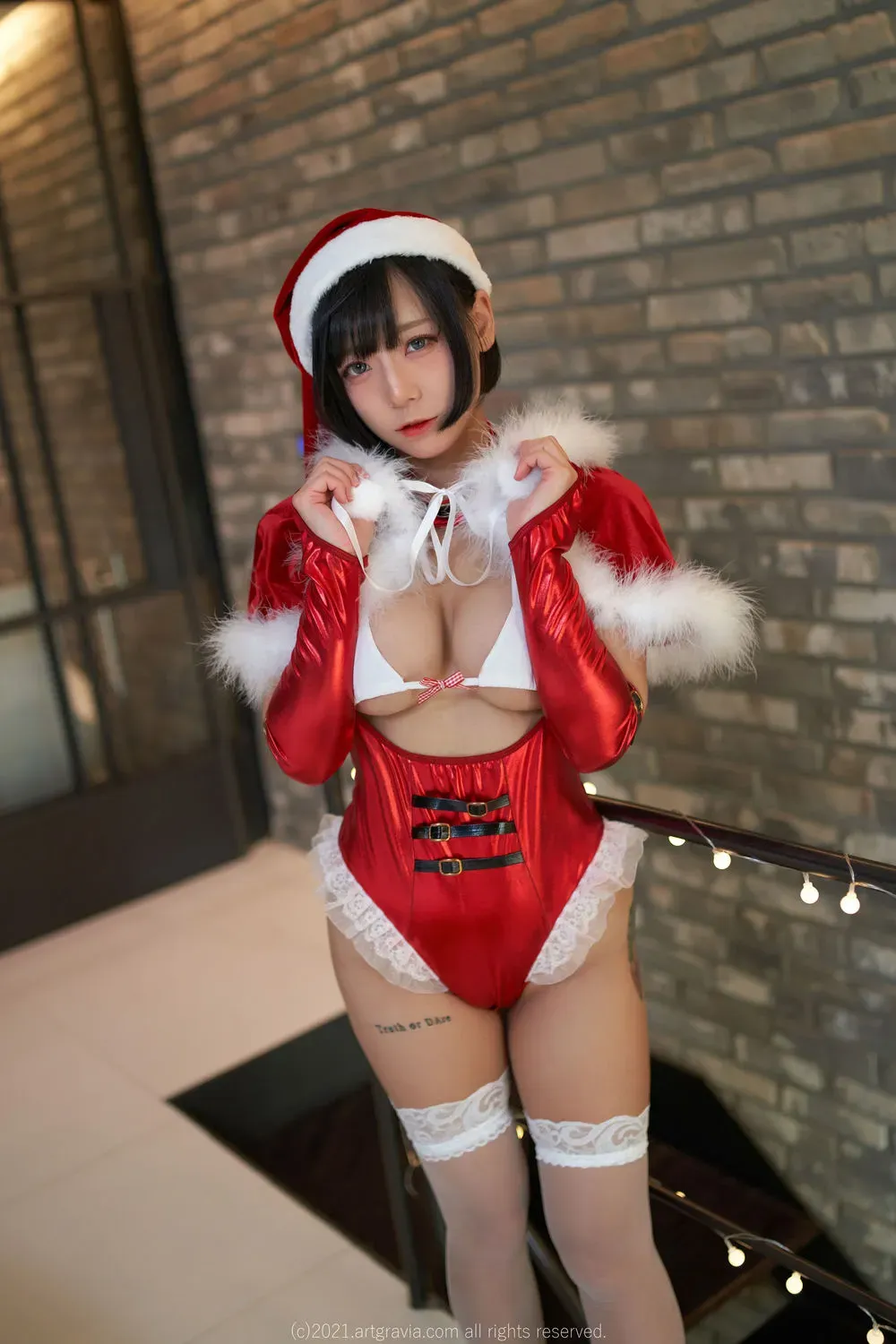 洁己u角色写真风格作品参考 红色节日主题服装的角色摄影图片