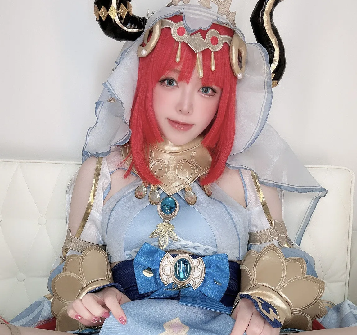 Rizuna(りずな)角色题材专题 Rizuna(りずな)浅蓝白色幻想风格服装与金色装饰造型