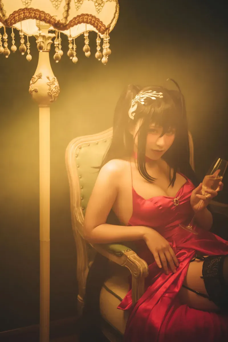 Sameki cosplay角色风格作品参考 红色服装角色坐在室内空间中的造型照片