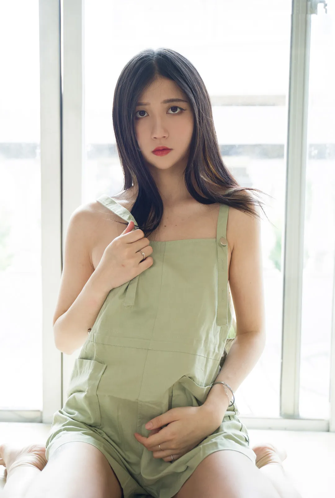 Cazi姬纪cosplay作品整理 人物坐在窗边穿着浅色背带服装的照片