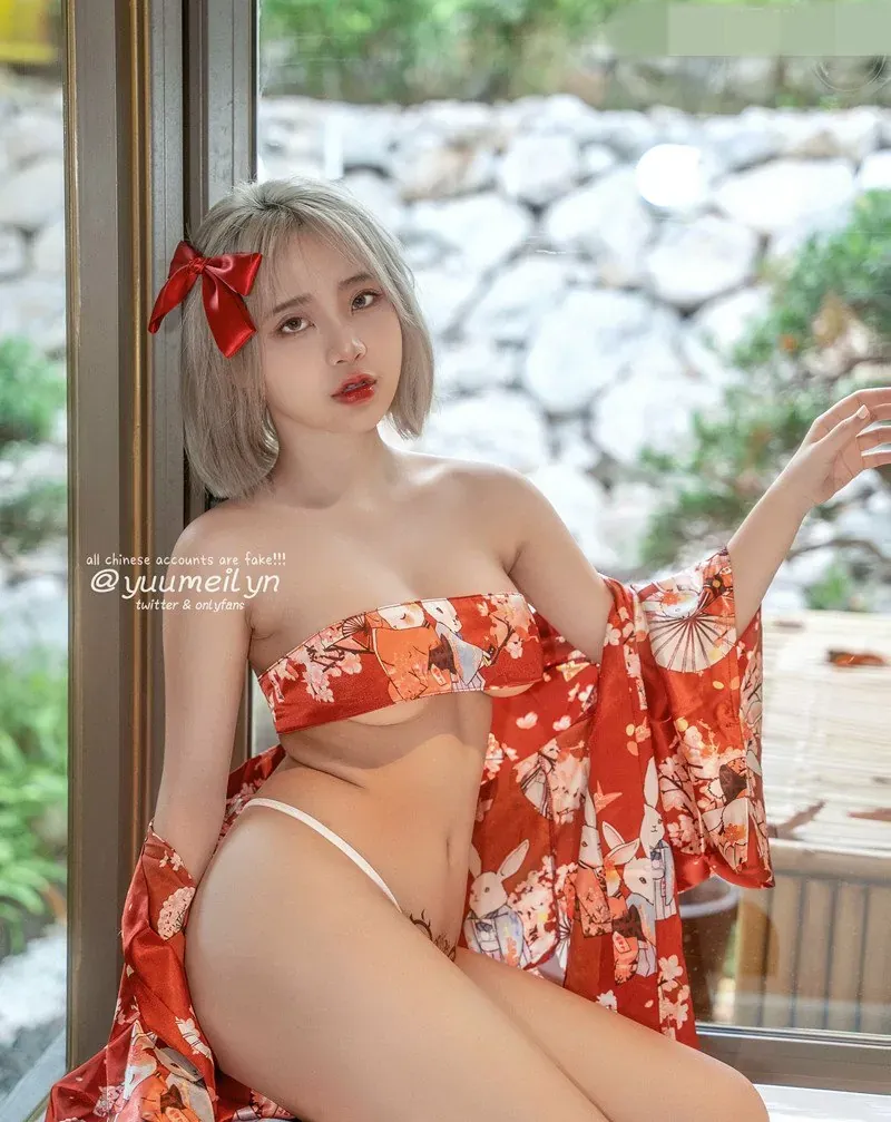 GguBbu 角色扮演风格作品参考 窗边人物姿态与自然环境构图
