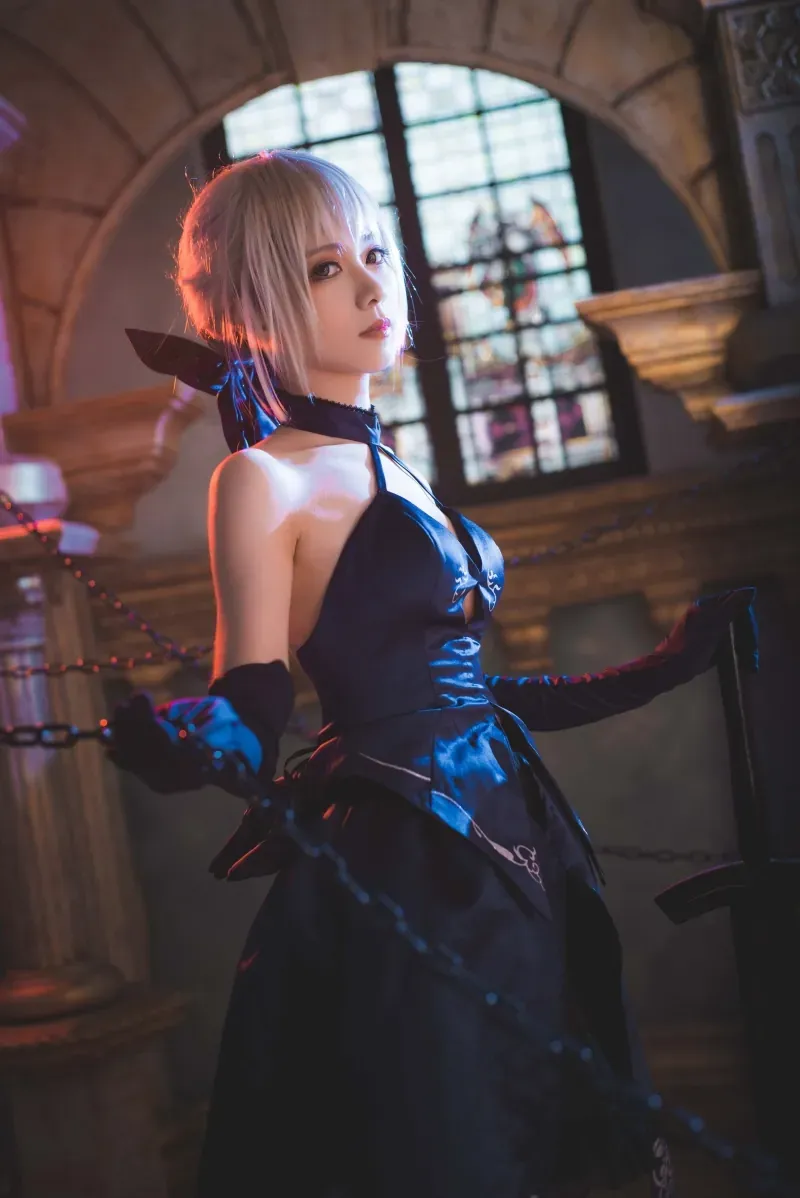 阳炎型小菠萝cosplay角色写真整理 白发角色搭配黑色服装的幻想风格照片