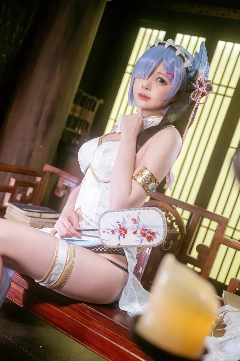 hachi小芭角色作品风格整理 hachi小芭蓝色发型与白色服装角色扮演照片