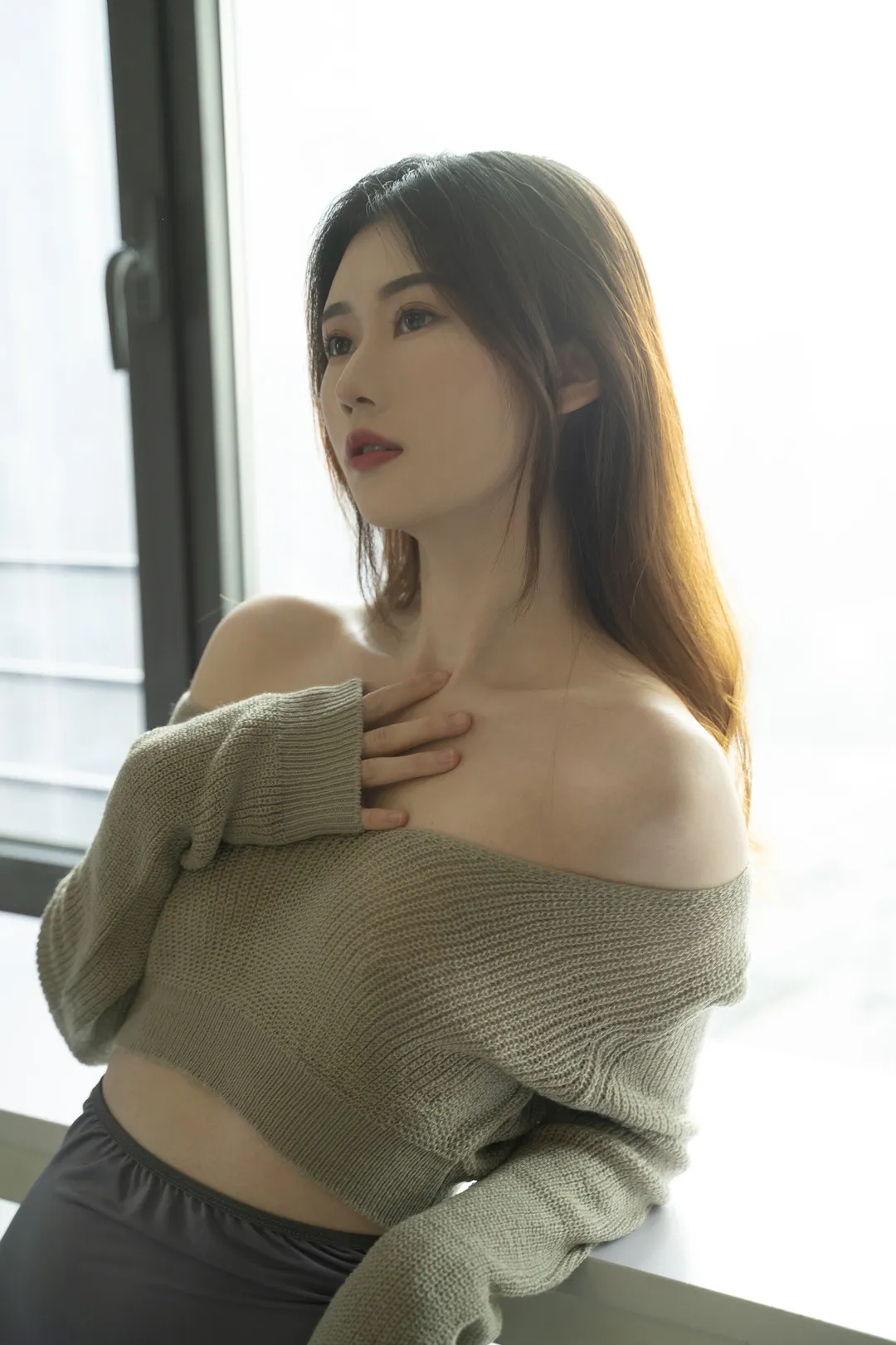 翎梵cosplay角色风格作品整理 窗边自然光中的长发人物与针织服饰造型