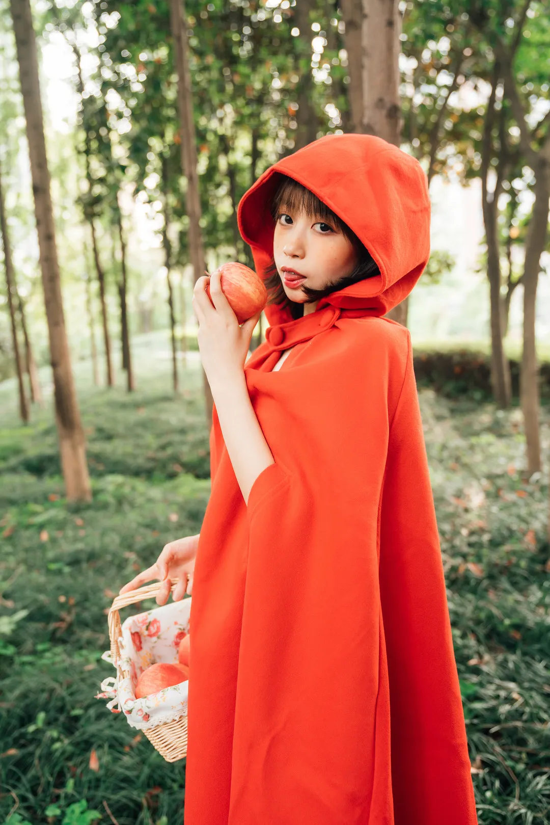 奈汐酱nice古风cosplay角色风格参考 奈汐酱nice红色斗篷服装与森林背景Cosplay造型