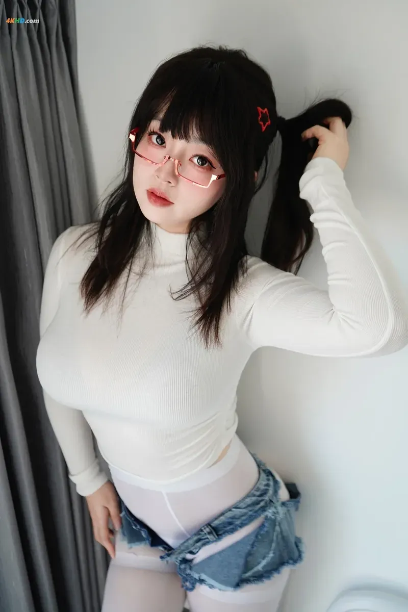 一只毛毛帽角色写真风格作品整理 白色上衣搭配牛仔短裤的角色风格写真