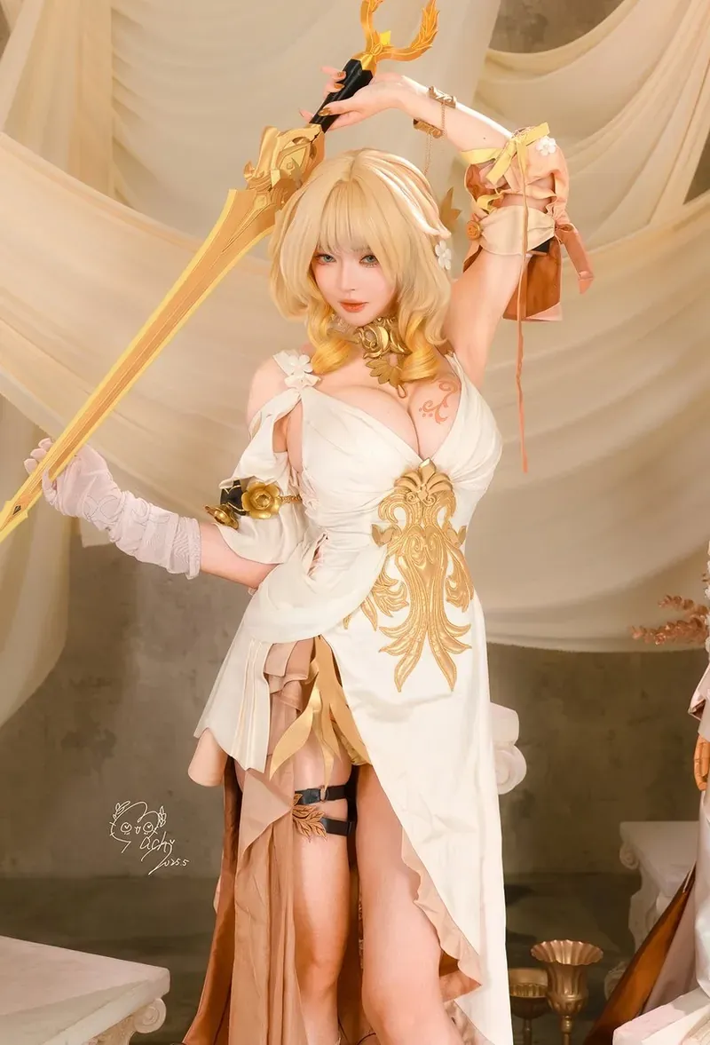 角色扮演作品专题 Machi馬吉白色服装与金色武器角色扮演造型照片