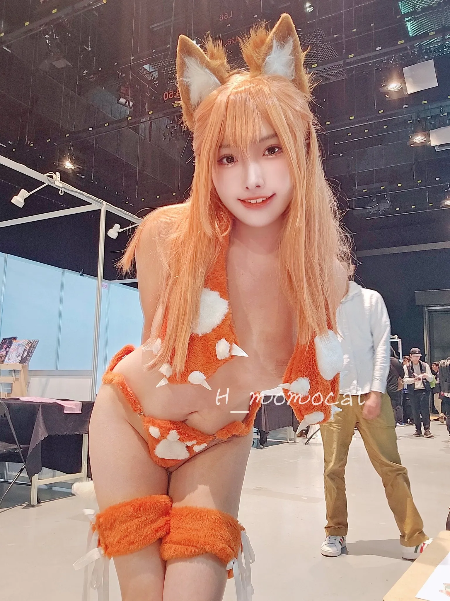 慕慕Momo cosplay写真作品参考 橙色兽耳造型与展会环境中的角色扮扮演服装