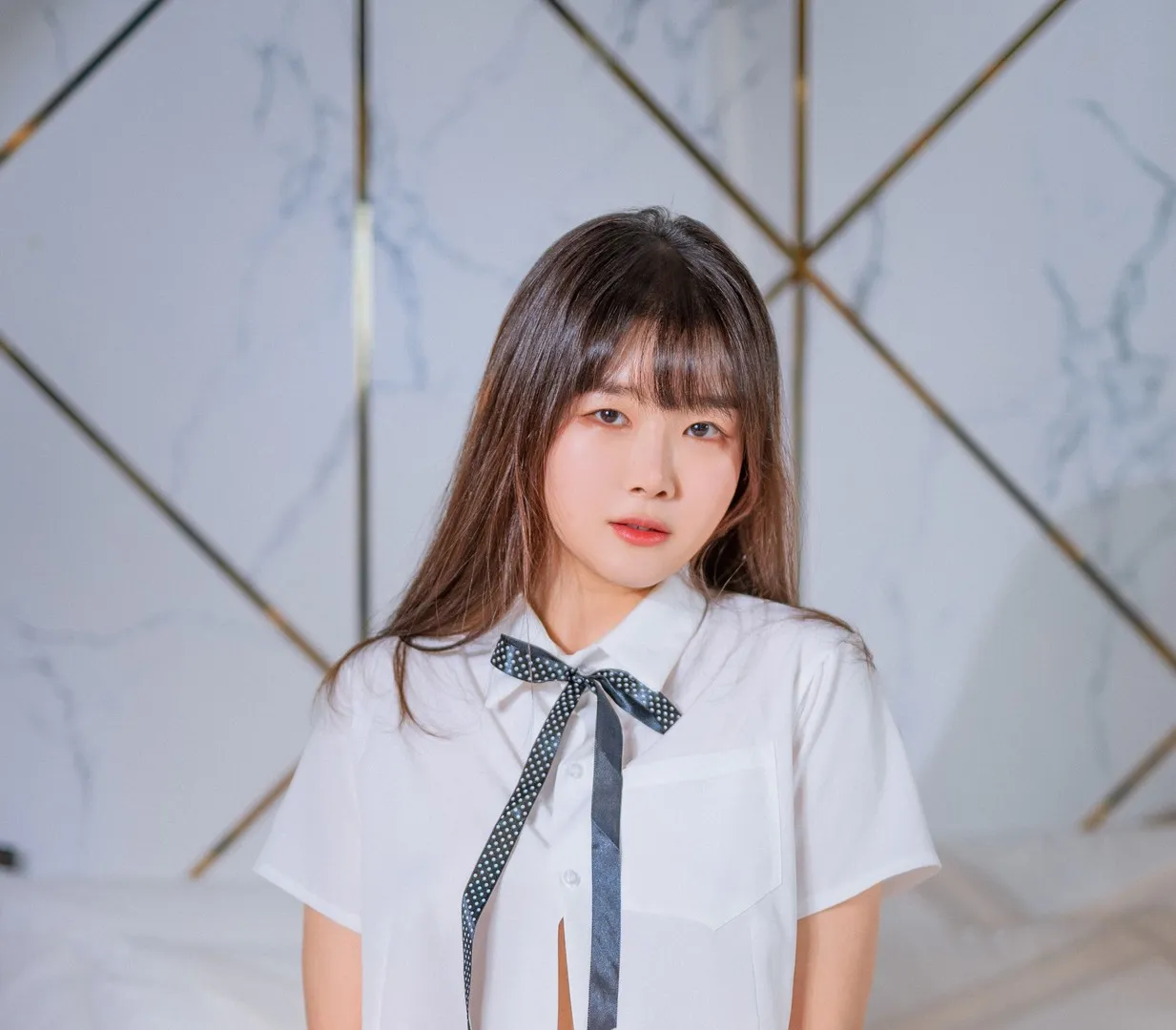 NWORKS视觉作品风格与写真参考 白色服装与室内背景结合的写真照片
