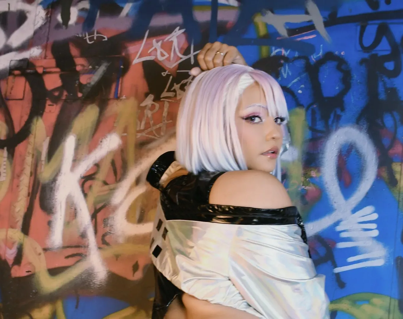 角色扮演专题 pattie COS作品与写真图集风格整理 pattie 白色短发搭配黑白服装与涂鸦背景的COS造型图片