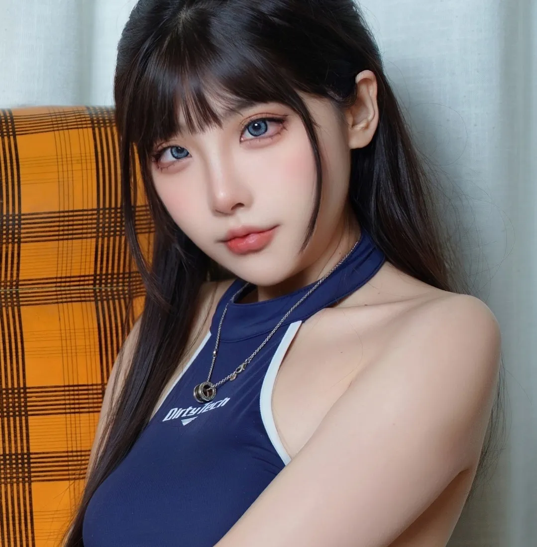 CatDemon(你的喵崽)角色扮演风格作品整理 深色服装人物近距离面对镜头，突出面部妆容和造型细节。