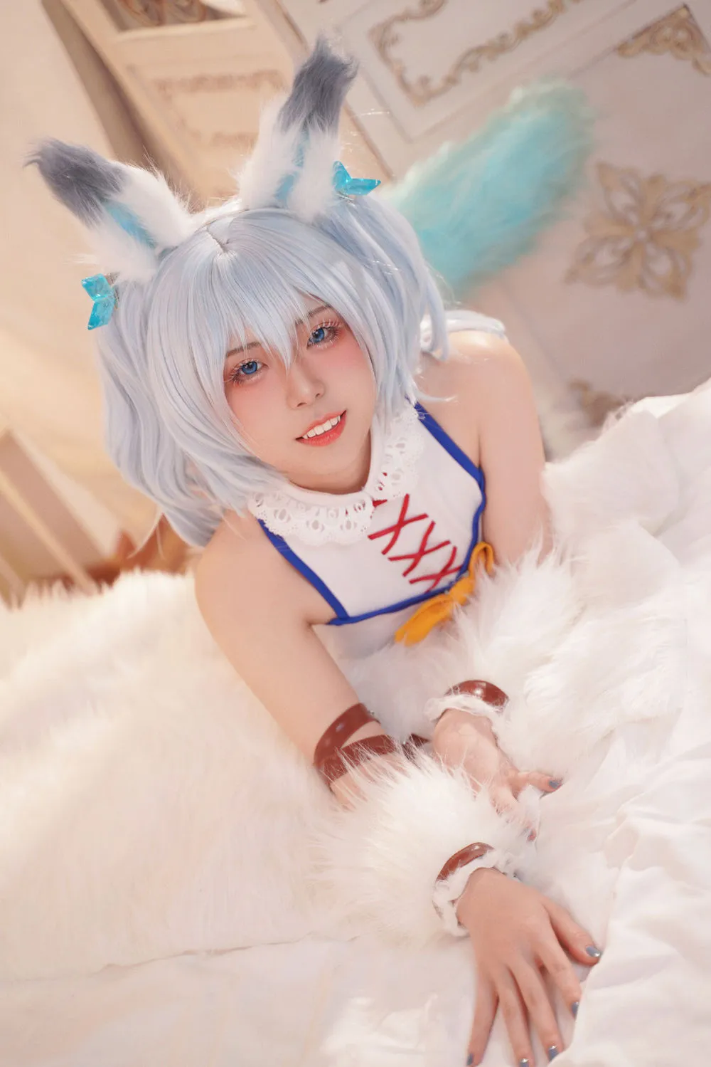 CatDemon(你的喵崽)角色扮演风格作品整理 白色假发与兽耳装饰搭配浅色服装，呈现幻想角色风格。
