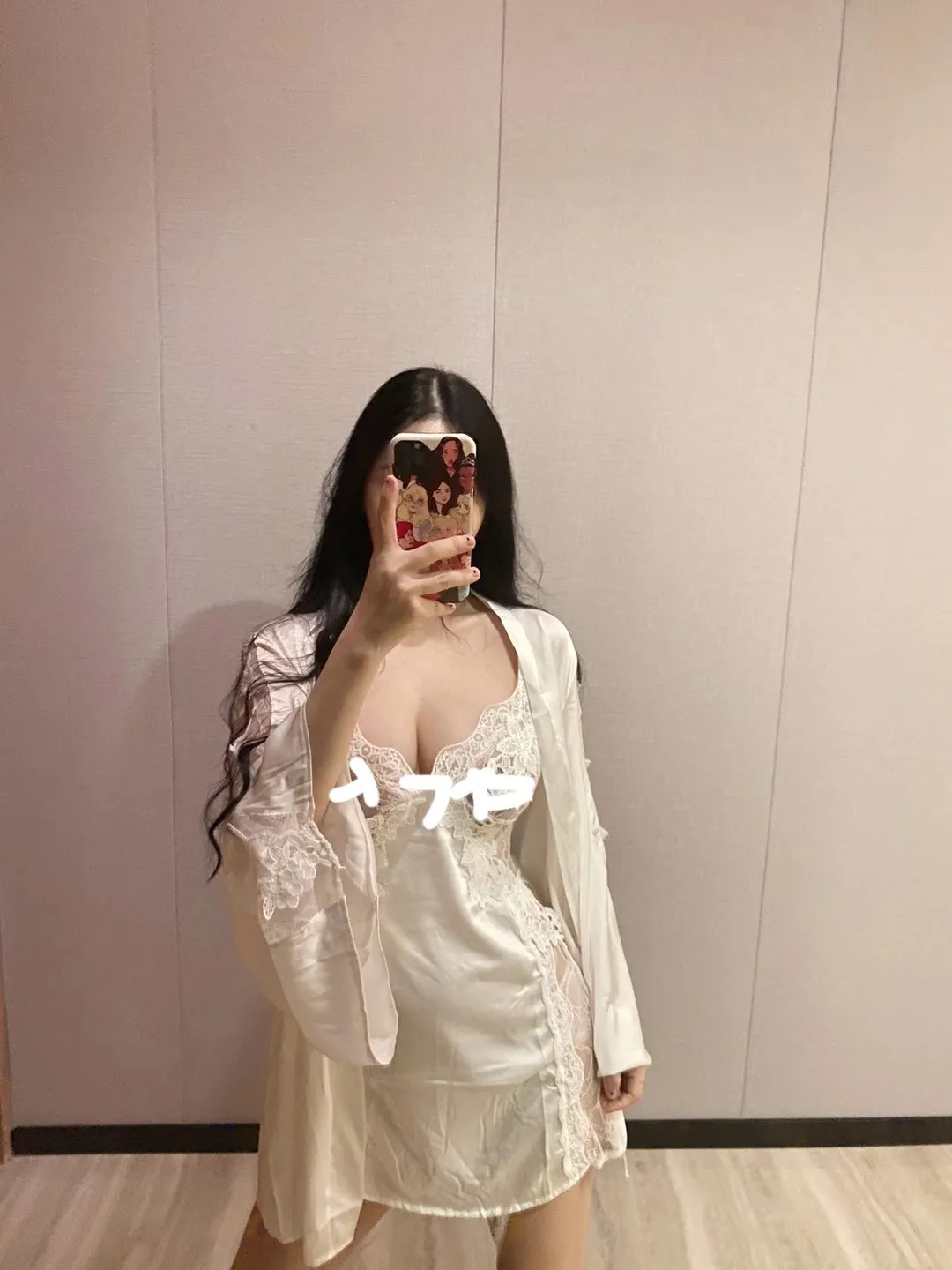 歪歪酱角色写真风格作品参考 浅色服装搭配室内背景的镜面造型图片