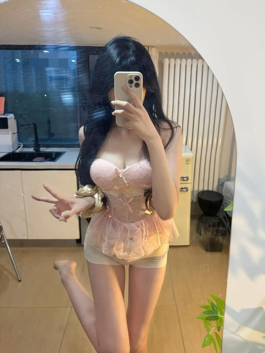 抖音神明同同角色写真风格作品整理 浅色服饰搭配室内空间的人像照片