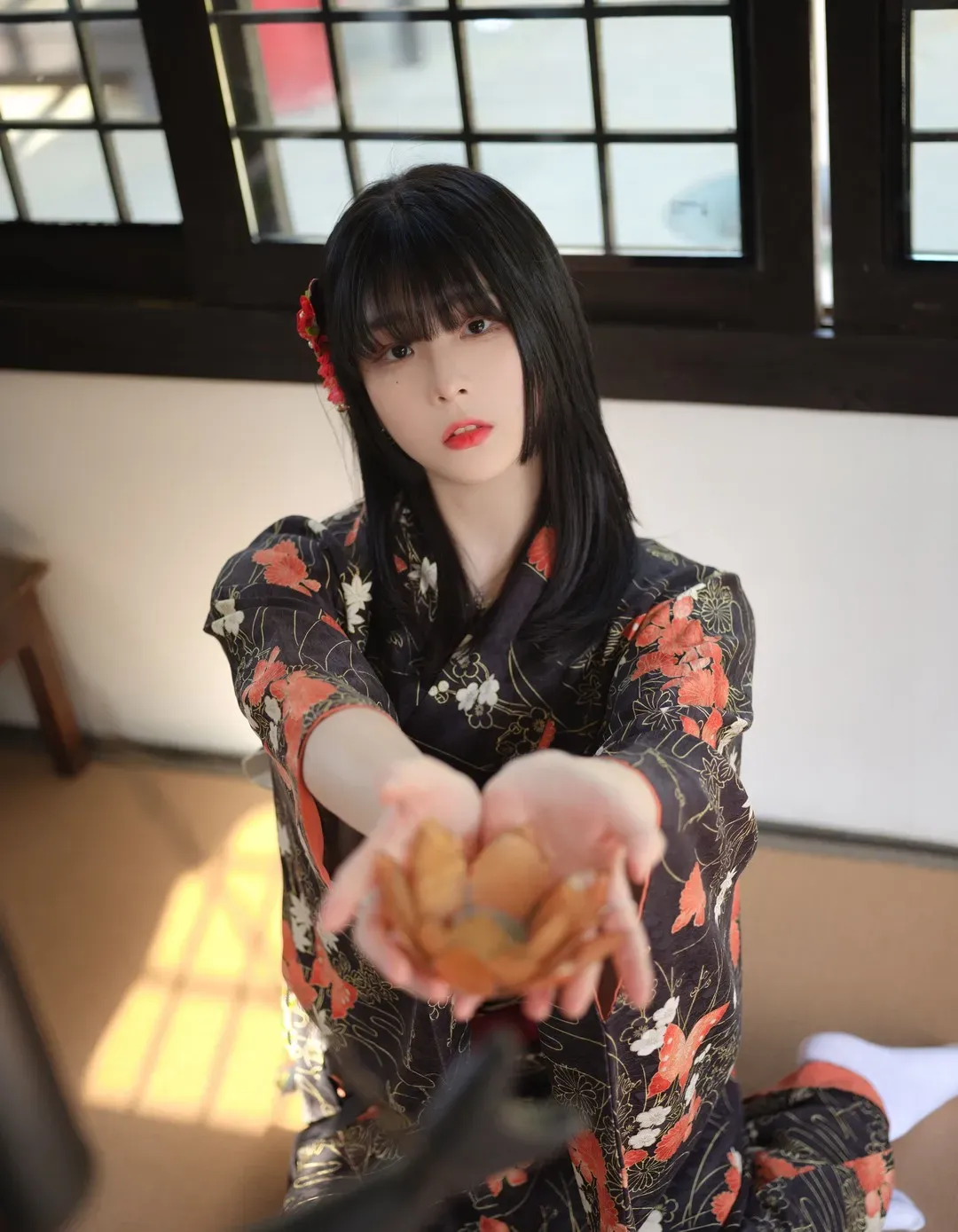 JangJoo(Isabella)장주 角色写真风格作品参考 背景色调和光线塑造的角色主题画面