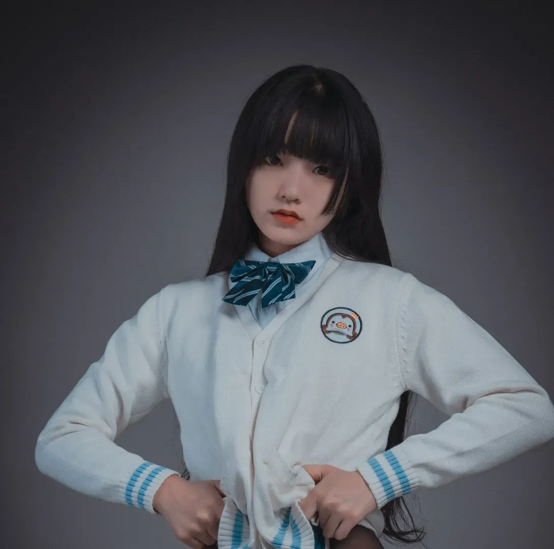JeongJenny(정제니) 角色写真风格作品参考 白色制服风格服装搭配长发造型的角色摄影