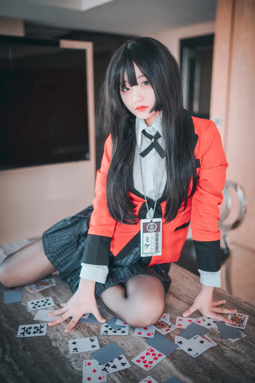 JeongJenny(정제니) 角色写真风格作品参考 红黑色服装角色造型与室内空间摄影