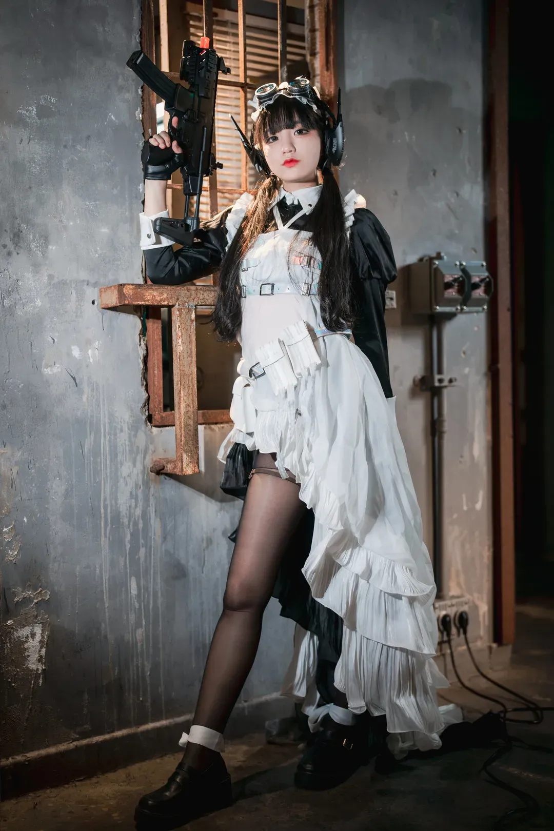 JeongJenny(정제니) 角色写真风格作品参考 黑白服装搭配工业场景的角色摄影