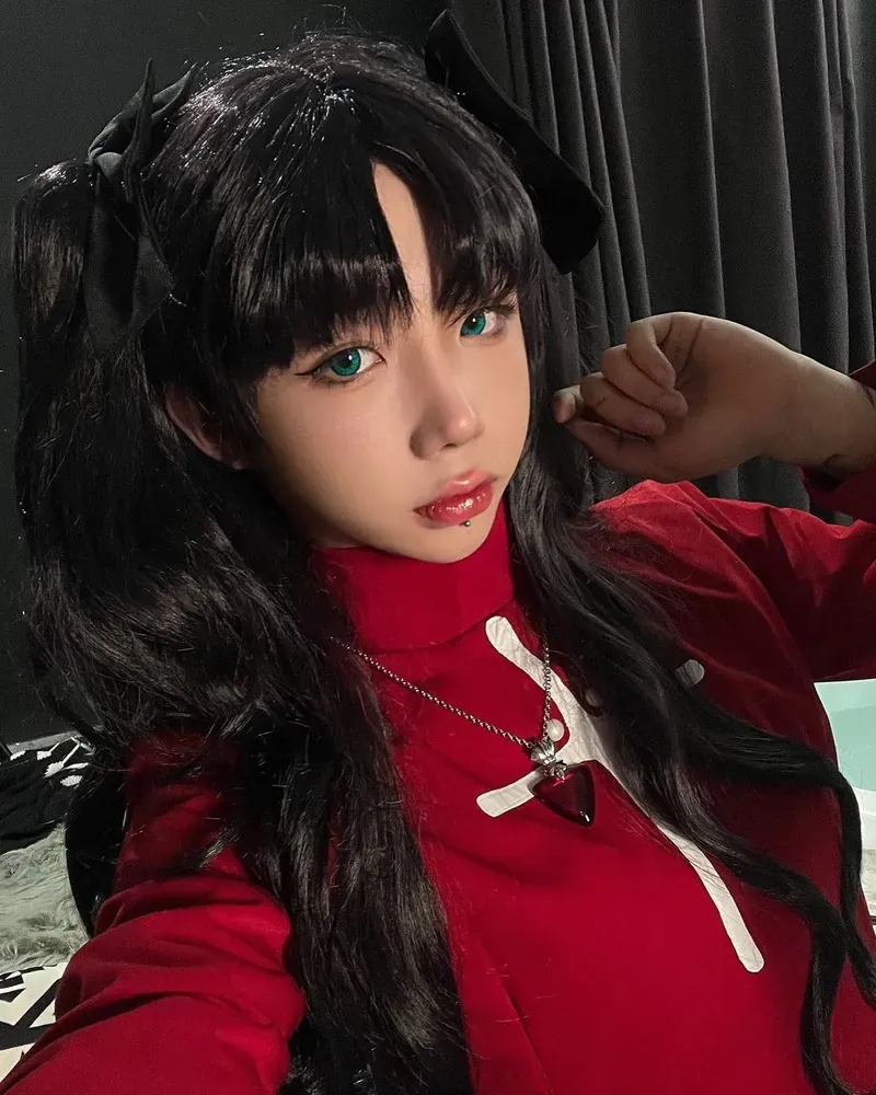 Joyce 角色扮演作品参考 红色服装搭配长发造型的角色摄影