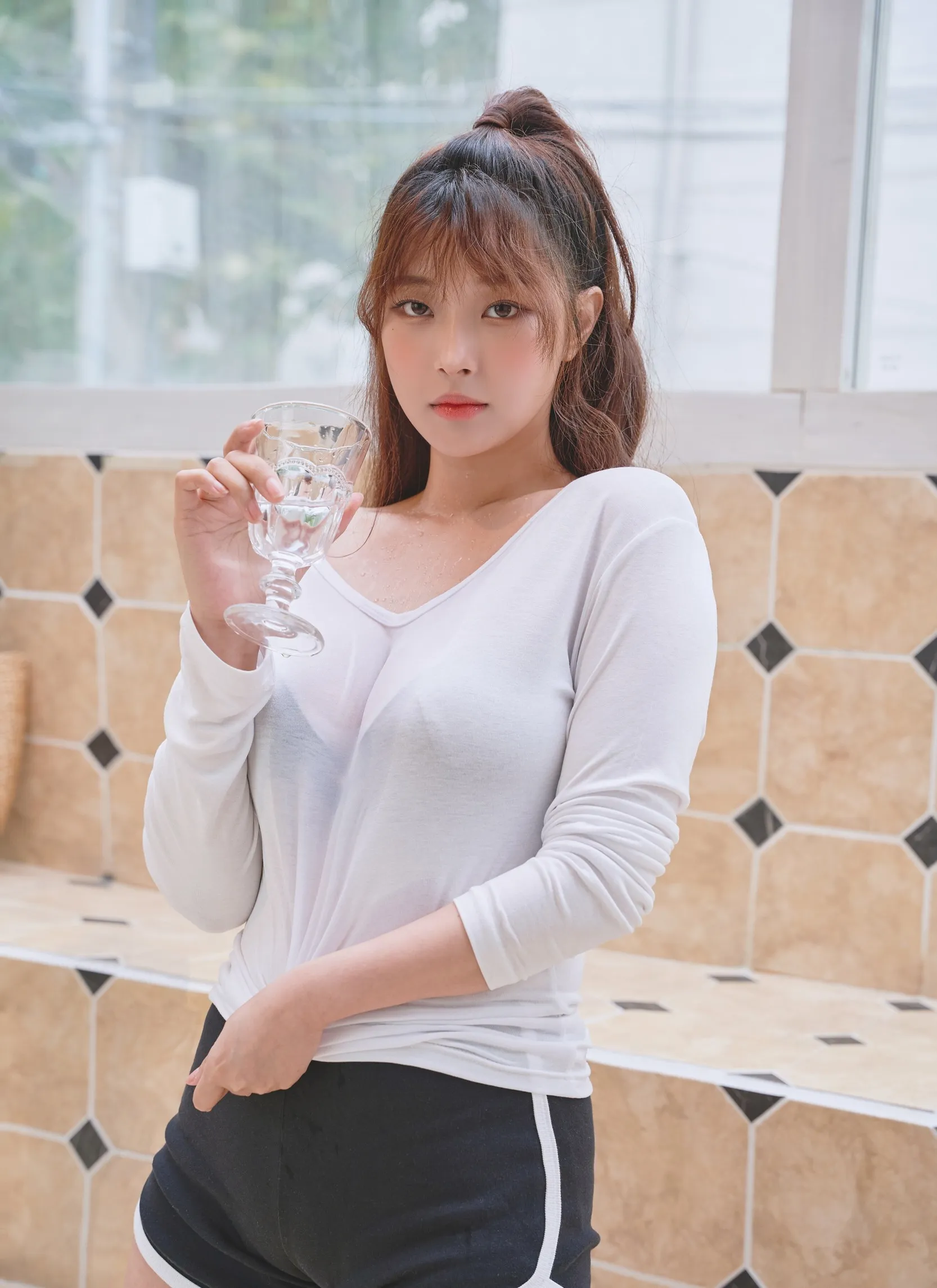 Kim Gap-ju (김갑주) cosplay风格作品参考 白色上衣角色在室内空间中的写真画面